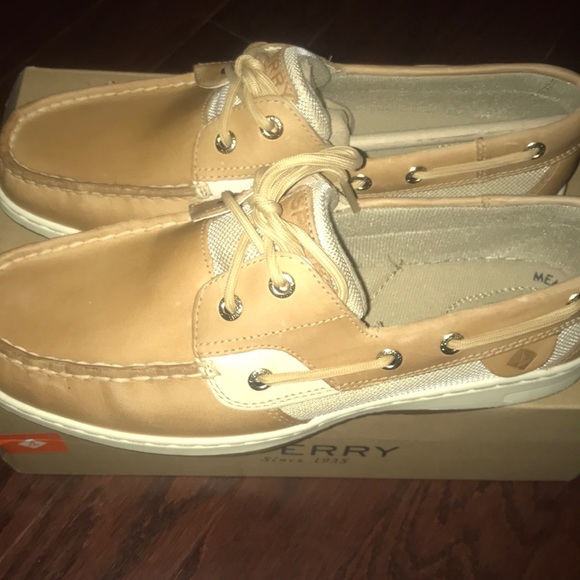 NWT Sperry Boat Shoe - Picture 2 of 3